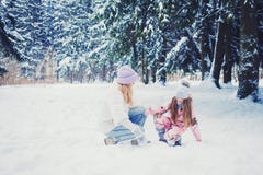 Mutter- und Kindermädchen auf Weg des verschneiten Winters in der Natur lizenzfreie stockfotografie Mutter- und Kindermädchen auf Weg des verschneiten Winters in der Natur lizenzfreie stockfotografie