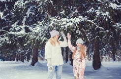 Mutter und kleines Mädchen im Winterwald stockbilder Mutter und kleines Mädchen im Winterwald stockbilder