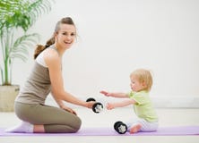 Mutter- und Schätzchenausgabenzeit in der Gymnastik Lizenzfreie Stockfotografie Mutter- und Schätzchenausgabenzeit in der Gymnastik Lizenzfreie Stockfotografie