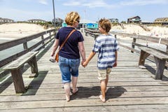 Mutter und Sohn, die Hand in Hand gehen stockfoto Mutter und Sohn, die Hand in Hand gehen stockfoto