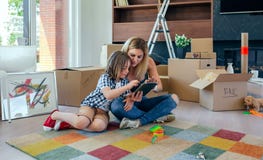 Mutter und Sohn, welche die Tablette spielen stockfotos Mutter und Sohn, welche die Tablette spielen stockfotos