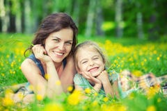 Mutter und Tochter auf sonniger Wiese lizenzfreie stockbilder Mutter und Tochter auf sonniger Wiese lizenzfreie stockbilder