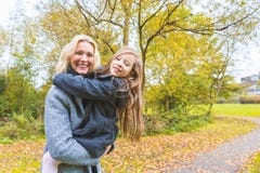 Mutter- und Tochterporträt am Park im Herbst stockfotografie Mutter- und Tochterporträt am Park im Herbst stockfotografie