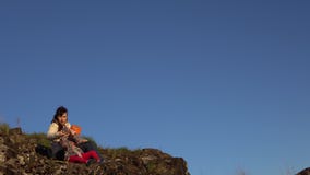 Mutter- und Tochtertrekking in den Bergen stock video footage Mutter- und Tochtertrekking in den Bergen stock video footage