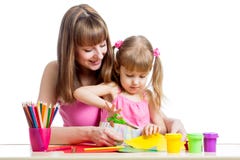 Mutter unterrichtet Kind, Handwerksfelder zu tun lizenzfreie stockfotos Mutter unterrichtet Kind, Handwerksfelder zu tun lizenzfreie stockfotos