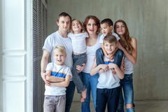 Mutter, Vater und fünf Kinder nahe zu Hause lizenzfreies stockbild Mutter, Vater und fünf Kinder nahe zu Hause lizenzfreies stockbild