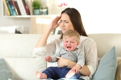 Mutterleiden und -baby, die hoffnungslos schreien lizenzfreies stockfoto Mutterleiden und -baby, die hoffnungslos schreien lizenzfreies stockfoto