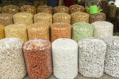 Muttrar i påsar på marknaden i gamla Jakarta Royaltyfria Bilder Muttrar i påsar på marknaden i gamla Jakarta Royaltyfria Bilder