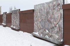 Muur met brons bas-hulp, die de tragische gebeurtenissen van oorlogstijd afschilderen bij herdenkings complexe ` Krasnaya Gorka ` royalty-vrije stock foto's Muur met brons bas-hulp, die de tragische gebeurtenissen van oorlogstijd afschilderen bij herdenkings complexe ` Krasnaya Gorka ` royalty-vrije stock foto's