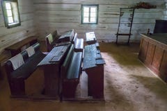Muzealna ekspozycja sala lekcyjna z antycznymi drewnianymi biurkami i edukacyjnymi udostępnieniami obraz stock Muzealna ekspozycja sala lekcyjna z antycznymi drewnianymi biurkami i edukacyjnymi udostępnieniami obraz stock