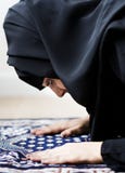 Muzułmański kobiety modlenie w meczecie podczas Ramadan Zdjęcie Stock Muzułmański kobiety modlenie w meczecie podczas Ramadan Zdjęcie Stock
