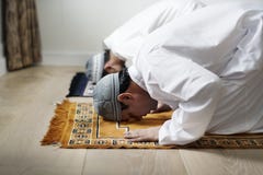 Muzułmańskie modlitwy w Sujud posturze zdjęcia stock Muzułmańskie modlitwy w Sujud posturze zdjęcia stock