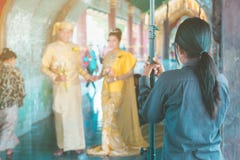 Myanmar bröllopfotografi Ett Burmese par i en traditionsklänning som fotograferades av en gifta sig fotograf och hans fotografering för bildbyråer Myanmar bröllopfotografi Ett Burmese par i en traditionsklänning som fotograferades av en gifta sig fotograf och hans fotografering för bildbyråer
