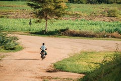 Myanmar przejażdżki motocykli/lów z naturalnym tłem w Archeologicznej antycznej świątyni strefie ludzie Bagan, Myanmar, 11 2018 S fotografia royalty free Myanmar przejażdżki motocykli/lów z naturalnym tłem w Archeologicznej antycznej świątyni strefie ludzie Bagan, Myanmar, 11 2018 S fotografia royalty free