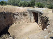 Mycenae, усыпальница старого правителя с обрушенным сводом стоковое фото rf Mycenae, усыпальница старого правителя с обрушенным сводом стоковое фото rf