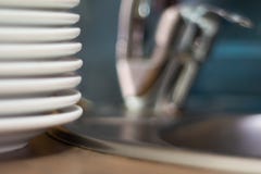 Mycket ren maträtt på tabellen nära vask i kafé closen colors slappt övre siktsvatten för liljan suddighet bakgrund fotografering för bildbyråer Mycket ren maträtt på tabellen nära vask i kafé closen colors slappt övre siktsvatten för liljan suddighet bakgrund fotografering för bildbyråer