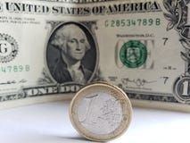 mynt av ett euro och den amerikanska dollarräkningen arkivbilder mynt av ett euro och den amerikanska dollarräkningen arkivbilder