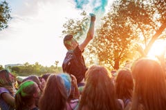 Myrhorod, Ukraine - 16. Juni 2019: Gruppe werfende Farben jungen Leute auf Inder Holi-Festival von Farben lizenzfreie stockfotos Myrhorod, Ukraine - 16. Juni 2019: Gruppe werfende Farben jungen Leute auf Inder Holi-Festival von Farben lizenzfreie stockfotos