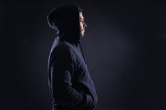 Mystisk man i hoodie Farlig brottsling fotografering för bildbyråer Mystisk man i hoodie Farlig brottsling fotografering för bildbyråer