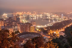 Málaga en la noche con el puerto y las naves y el área de iluminación imágenes de archivo libres de regalías Málaga en la noche con el puerto y las naves y el área de iluminación imágenes de archivo libres de regalías