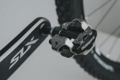 MÁLAGA, ESPAÑA - 5 de diciembre de 2016: Vista detallada del pedal de Shimano SPD y de la barra de Shimano SLX en un BI a estrena imagen de archivo libre de regalías MÁLAGA, ESPAÑA - 5 de diciembre de 2016: Vista detallada del pedal de Shimano SPD y de la barra de Shimano SLX en un BI a estrena imagen de archivo libre de regalías