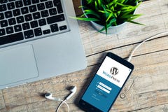 MÁLAGA, ESPAÑA - 29 DE OCTUBRE DE 2015: Sitio web app del inicio de sesión de Wordpress en una pantalla del teléfono móvil, sobre fotografía de archivo libre de regalías MÁLAGA, ESPAÑA - 29 DE OCTUBRE DE 2015: Sitio web app del inicio de sesión de Wordpress en una pantalla del teléfono móvil, sobre fotografía de archivo libre de regalías