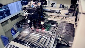A máquina automatizada da placa de circuito produz a placa eletrônica digital impressa video estoque A máquina automatizada da placa de circuito produz a placa eletrônica digital impressa video estoque
