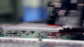 A máquina automatizada da placa de circuito produz a placa eletrônica digital impressa video estoque A máquina automatizada da placa de circuito produz a placa eletrônica digital impressa video estoque