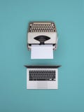 Máquina de escrever e portátil velhos contra novo foto de stock Máquina de escrever e portátil velhos contra novo foto de stock