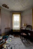 Máquina de escribir y muebles - apartamento abandonado de la montaña de Catskills, Nueva York del vintage fotos de archivo Máquina de escribir y muebles - apartamento abandonado de la montaña de Catskills, Nueva York del vintage fotos de archivo