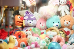 Máquina de la muñeca con la garra mecánica imagenes de archivo Máquina de la muñeca con la garra mecánica imagenes de archivo