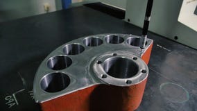 A máquina de medição coordenada cmm mede um detalhe do corcel com elevada precisão vídeos de arquivo A máquina de medição coordenada cmm mede um detalhe do corcel com elevada precisão vídeos de arquivo
