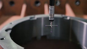 A máquina de medição coordenada cmm mede um detalhe do corcel com elevada precisão vídeos de arquivo A máquina de medição coordenada cmm mede um detalhe do corcel com elevada precisão vídeos de arquivo