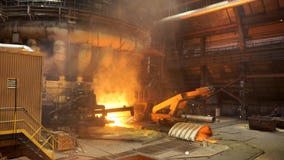 Máquina de trabalho na planta metalúrgica, produção de aço derretida Metragem conservada em estoque A?o quente no transporte na f fotos de stock Máquina de trabalho na planta metalúrgica, produção de aço derretida Metragem conservada em estoque A?o quente no transporte na f fotos de stock