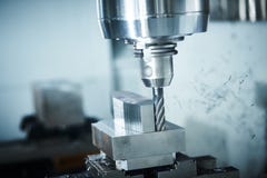 Máquina del CNC que muele en la industria del trabajo del metal Precisión de Multitool que fabrica y que trabaja a máquina imagenes de archivo Máquina del CNC que muele en la industria del trabajo del metal Precisión de Multitool que fabrica y que trabaja a máquina imagenes de archivo