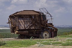 Máquina desbastadora de algodão antiga abandonada em um kibutz em Israel fotografia de stock Máquina desbastadora de algodão antiga abandonada em um kibutz em Israel fotografia de stock