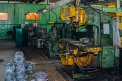 Máquina ferramenta de gerencio e de furo industriais na oficina da fábrica foto de stock Máquina ferramenta de gerencio e de furo industriais na oficina da fábrica foto de stock