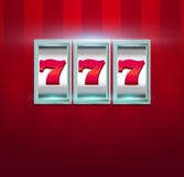 Máquina retro do casino com sete sinais afortunados no fundo vermelho S ilustração royalty free Máquina retro do casino com sete sinais afortunados no fundo vermelho S ilustração royalty free