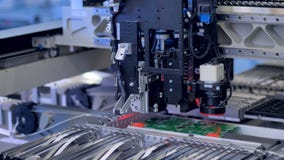 Máquina robótica moderna produciendo piezas de la electrónica Máquina de fabricación automatizada 4K metrajes Máquina robótica moderna produciendo piezas de la electrónica Máquina de fabricación automatizada 4K metrajes