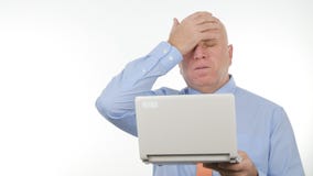 Más notícias desapontados de Use Laptop Read do homem de negócios e para gesticular virada fotos de stock Más notícias desapontados de Use Laptop Read do homem de negócios e para gesticular virada fotos de stock