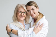 Más vieja hija feliz de la madre y del adulto que abraza mirando el camer fotografía de archivo libre de regalías Más vieja hija feliz de la madre y del adulto que abraza mirando el camer fotografía de archivo libre de regalías