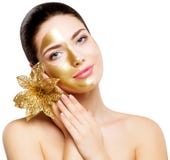 Máscara do ouro da mulher, cosmético modelo bonito de Golden Facial Skin, meia cara colorida, beleza Skincare e tratamento imagem de stock royalty free Máscara do ouro da mulher, cosmético modelo bonito de Golden Facial Skin, meia cara colorida, beleza Skincare e tratamento imagem de stock royalty free