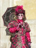 Máscara roja con el paraguas, carnaval de Venecia imágenes de archivo libres de regalías Máscara roja con el paraguas, carnaval de Venecia imágenes de archivo libres de regalías