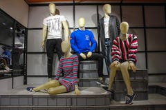 Mâle et mannequins féminins de mode occidentale occasionnelle montrée dans un magasin d'habillement photographie stock libre de droits Mâle et mannequins féminins de mode occidentale occasionnelle montrée dans un magasin d'habillement photographie stock libre de droits