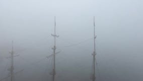 Mât en bois de bateau grand en brouillard Mât en bois de bateau grand en brouillard