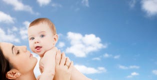 Mãe com o bebê sobre o fundo do céu fotos de stock Mãe com o bebê sobre o fundo do céu fotos de stock