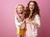 A mãe e a filha à moda de sorriso que mostram o coração deram forma às mãos imagens de stock royalty free A mãe e a filha à moda de sorriso que mostram o coração deram forma às mãos imagens de stock royalty free