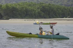 Mãe e filho que kayaking no mar em Koh Kood, Trat em Tailândia fotografia de stock Mãe e filho que kayaking no mar em Koh Kood, Trat em Tailândia fotografia de stock