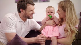 Mãe e pai com riso do bebê Retrato da criança de amor feliz da família video estoque Mãe e pai com riso do bebê Retrato da criança de amor feliz da família video estoque