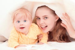 Mãe e seu jogo pequeno do bebê imagens de stock royalty free Mãe e seu jogo pequeno do bebê imagens de stock royalty free